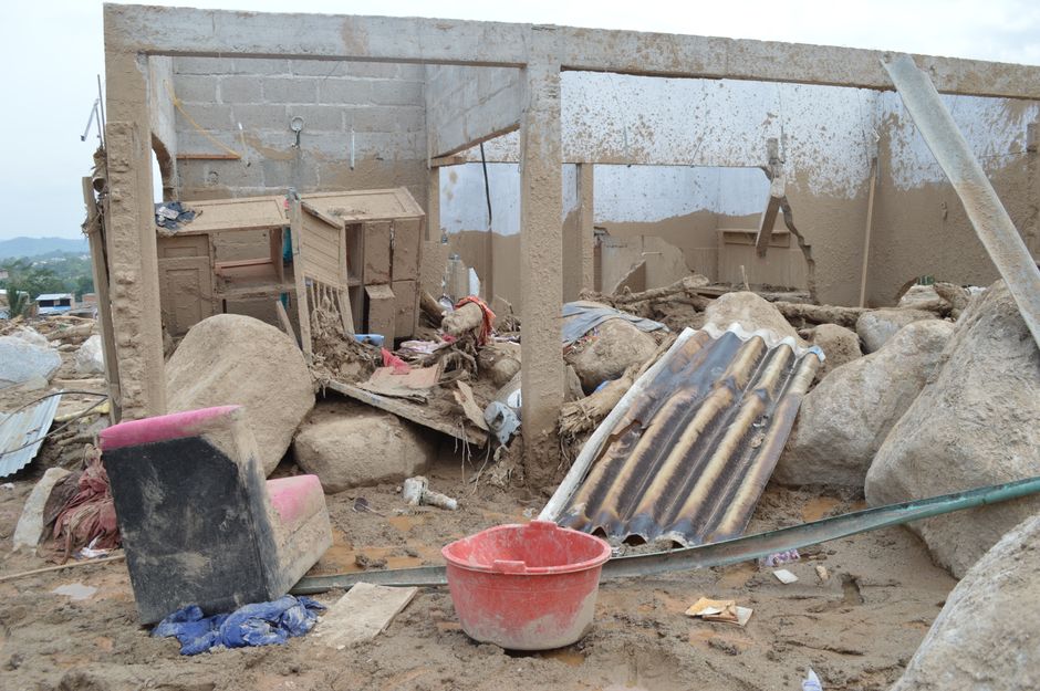 A ruined building with debris from a mudslide in Mocoa, Colombia, showcasing devastation.